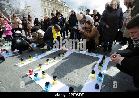 Lviv, Ukraine 16 mars 2023. Des bougies sont exposées sur des lettres lisant le mot « enfants » en langue russe lors d'un événement commémoratif marquant le premier anniversaire de l'attentat contre le théâtre de théâtre Marioupol, qui s'est tenu dans la ville ukrainienne occidentale. Banque D'Images