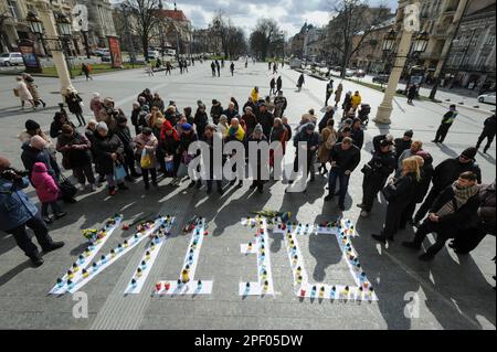 Lviv, Ukraine 16 mars 2023. Des bougies sont exposées sur des lettres lisant le mot « enfants » en langue russe lors d'un événement commémoratif marquant le premier anniversaire de l'attentat contre le théâtre de théâtre Marioupol, qui s'est tenu dans la ville ukrainienne occidentale. Banque D'Images