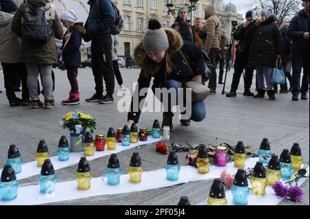 Lviv, Ukraine 16 mars 2023. Des bougies sont exposées sur des lettres lisant le mot « enfants » en langue russe lors d'un événement commémoratif marquant le premier anniversaire de l'attentat contre le théâtre de théâtre Marioupol, qui s'est tenu dans la ville ukrainienne occidentale. Banque D'Images