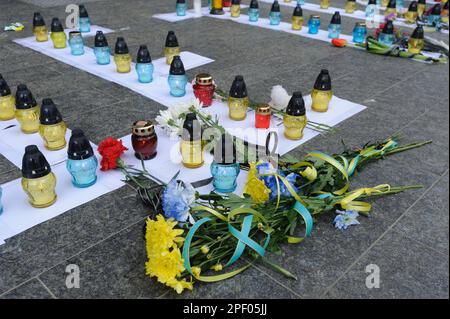 Lviv, Ukraine 16 mars 2023. Des bougies sont exposées sur des lettres lisant le mot « enfants » en langue russe lors d'un événement commémoratif marquant le premier anniversaire de l'attentat contre le théâtre de théâtre Marioupol, qui s'est tenu dans la ville ukrainienne occidentale. Banque D'Images