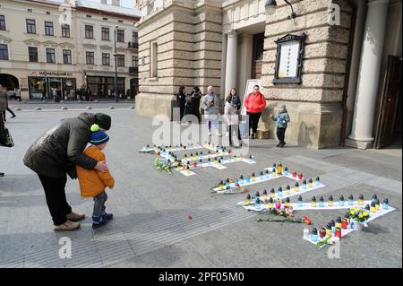 Lviv, Ukraine 16 mars 2023. Des bougies sont exposées sur des lettres lisant le mot « enfants » en langue russe lors d'un événement commémoratif marquant le premier anniversaire de l'attentat contre le théâtre de théâtre Marioupol, qui s'est tenu dans la ville ukrainienne occidentale. Banque D'Images