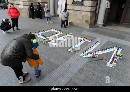 Lviv, Ukraine 16 mars 2023. Des bougies sont exposées sur des lettres lisant le mot « enfants » en langue russe lors d'un événement commémoratif marquant le premier anniversaire de l'attentat contre le théâtre de théâtre Marioupol, qui s'est tenu dans la ville ukrainienne occidentale. Banque D'Images