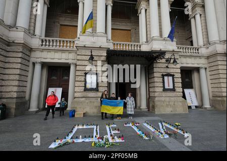 Lviv, Ukraine 16 mars 2023. Des bougies sont exposées sur des lettres lisant le mot « enfants » en langue russe lors d'un événement commémoratif marquant le premier anniversaire de l'attentat contre le théâtre de théâtre Marioupol, qui s'est tenu dans la ville ukrainienne occidentale. Banque D'Images