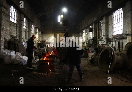 Loughborough, Leicestershire, Royaume-Uni. 16th mars 2023. John Taylor et Co Les travailleurs de Bell Foundry ont jeté la cloche de l'espoir. La cloche de l'espoir sera placée dans le parc de la Reine de la ville pour rendre hommage à ceux qui ont perdu la vie pendant la pandémie de Covid-19. Credit Darren Staples/Alay Live News. Banque D'Images