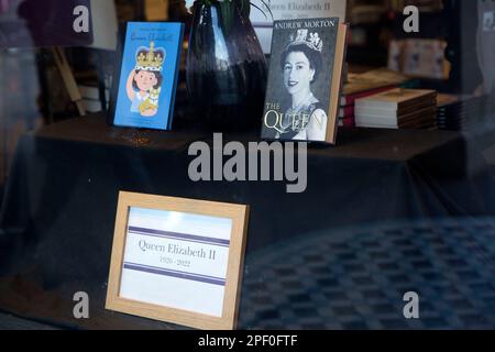 Une image de la Reine Elizabeth II est exposée dans un magasin du centre de Londres. Banque D'Images