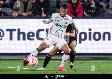 Alexandre Lopez (11), milieu de terrain d'Alajuelense, gagne possession lors d'un match de la Ligue des champions de la CONCACAF contre la LAF, mercredi, 15 mars 2023, à la Banque D'Images