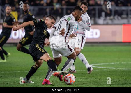 Le défenseur du LAFA Sergi Palencia (30) et le milieu de terrain Alajuelense Alexander Lopez (11) se battent pour possession lors d'un match de la Ligue des champions de la CONCACAF, Wedne Banque D'Images