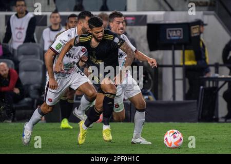 Le défenseur d'Alajuelense Giancarlo Gonzalez (26) reçoit une carte jaune après avoir fouillé le LAFA en avant Denis Bouanga (99) lors d'une ConCACAF Champions League m Banque D'Images