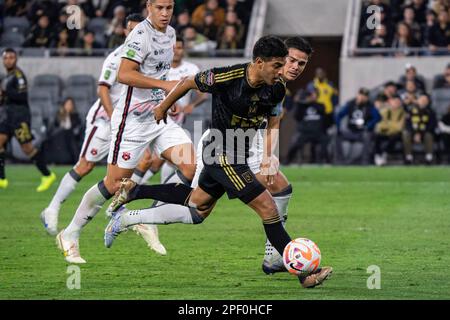 Carlos Vela (10), le défenseur de la LAF, est défié par Suhander Zuñiga (24) et le défenseur Alexis Gamboa (13) lors d'un championnat de la CONCACAF Banque D'Images