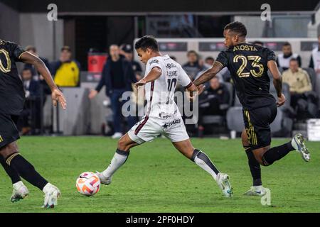 Aaron Suarez, milieu de terrain d'Alajuelense (10), est fouillé par Kellyn Acosta, milieu de terrain de la COACAF (23) lors d'un match de la Ligue des champions de la CONCACAF, mercredi, 15 mars Banque D'Images