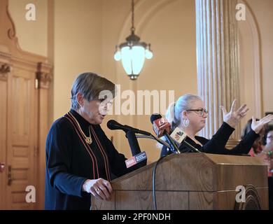 Topeka, Kansas, États-Unis. 15th mars 2023. La gouverneure Laura Kelly a parlé à la foule au rassemblement d'expansion de KanCare dans le hall nord du bâtiment du Capitole de l'État à Topeka, Kansas, sur 15 mars 2023. Crédit : Mark Reinstein/Media Punch/Alamy Live News Banque D'Images