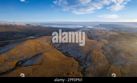 Wild Boar Fell, bord ouest du parc national des Yorkshire Dales, qui culmine à 2323 pieds au-dessus du niveau de la mer, ce qui en fait la 4e plus haute chute dans le dale Banque D'Images