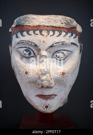 Tête en plâtre d'une femme avec décoration peinte, peut-être une déesse ou sphinx. 13th siècle avant J.-C. Du centre culte sur l'Acropole à l'ancienne Myce Banque D'Images