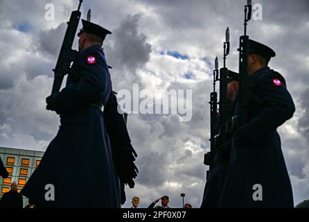 Varsovie, Pologne. 16th mars 2023. Le président tchèque Petr Pavel, au centre-gauche, a déposé une couronne sur la tombe d'un soldat inconnu à Varsovie, en Pologne, au 16 mars 2023. Le nouveau président tchèque Petr Pavel et sa femme Eva Pavlova commencent une visite de deux jours en Pologne. Crédit : Roman Vondrous/CTK photo/Alay Live News Banque D'Images