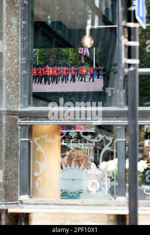 Un écran de télévision affiche la couverture funèbre de feu la reine Elizabeth II dans un pub du centre de Londres, le jour de ses funérailles. Banque D'Images