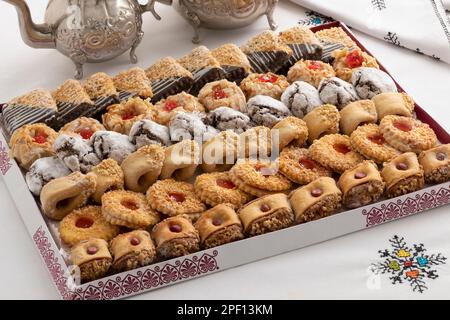 Magasin papier avec une variété de biscuits marocains frais traditionnels sur la table de près Banque D'Images