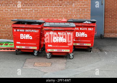 Poubelles à roulettes Biffa pour déchets généraux / matières recyclables sèches mélangées à l'arrière d'un bâtiment commercial, Irvine, North Ayrshire, Écosse, Royaume-Uni, Europe Banque D'Images