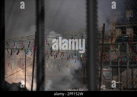 Valence, Espagne, 16 mars 2023. Une vue générale de la fumée de la Plaza del Ayuntamiento pendant la 'Mascleta', un barrage explosif de pétards et de feux d'artifice pendant le festival Fallas. Le festival Fallas, qui s'étend de 15 mars jusqu'à 19 mars, célèbre l'arrivée du printemps avec des feux d'artifice, des fiestas et des feux de joie faits de grands Ninots (marionnettes).photo par José Miguel Fernandez /Alamy Live News ) Banque D'Images