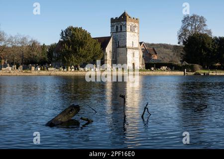 All Saints Church on the Banks of the River Thames, Bisham, Berkshire, Angleterre, Royaume-Uni, Europe Banque D'Images