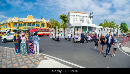 03 janvier 2023- Bangkok Thaïlande -les rues sont remplies de tuk-tuk colorés qui serpentent à l'intérieur et à l'extérieur de la circulation, qui afferent leurs cornes et se battent pour l'espionnage Banque D'Images