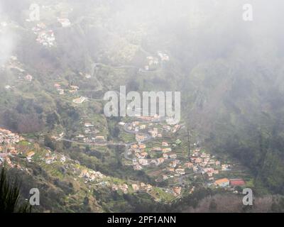 Vue sur Curral das Freiras depuis Bocca da Corrida sur Madère. Banque D'Images