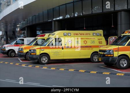 Tel Aviv, Israël - 15 février 2023 : voitures d'urgence d'ambulance israélienne Magen David Adom garées. Éditorial Banque D'Images