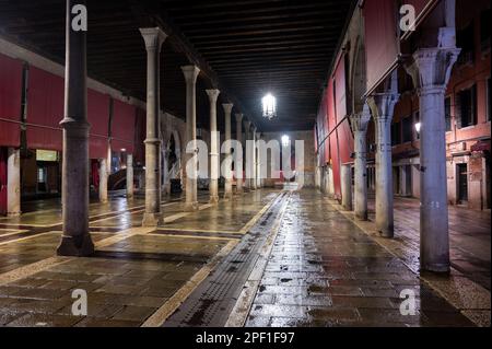 Venise, Italie - 22 février 2023 : le marché du Rialto à Venise le soir sans étals Banque D'Images