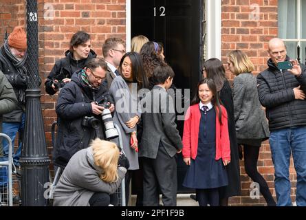 La famille de Jeremy Hunt regarde comme lui et l'équipe du trésor posent pour des photos avant de présenter son premier budget en tant que chancelier, 15th mars 2023. Downing St Banque D'Images