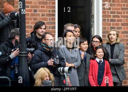 La famille de Jeremy Hunt regarde comme lui et l'équipe du trésor posent pour des photos avant de présenter son premier budget en tant que chancelier, 15th mars 2023. Downing St Banque D'Images