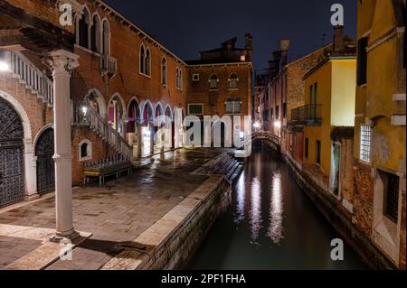 Venise, Italie - 22 février 2023 : le canal latéral au marché du Rialto à Venise la nuit Banque D'Images