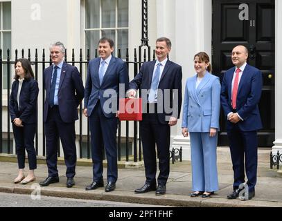 L'équipe du Trésor de Jeremy Hunt devant 11 Downing Street avant son premier budget comme chancelier, 15th mars 2023, Westminster, Londres. Joanna Penn, James Banque D'Images