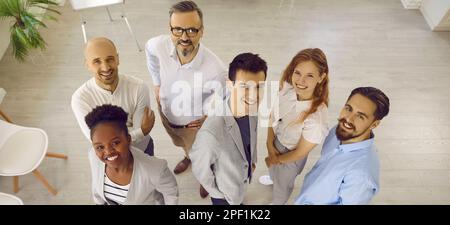Portrait multiracial groupe de jeunes souriants heureux avec leur enseignant. Banque D'Images