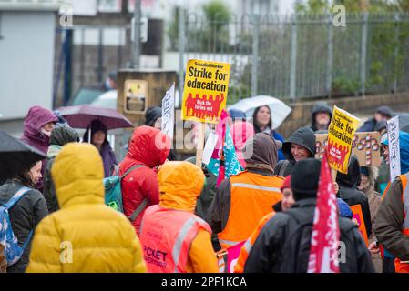 Truro, Royaume-Uni. 16th mars 2023. Les manifestants tiennent un écriteau disant « Strike for Education » aux jardins Victoria pendant la manifestation. Des enseignants et des membres du Syndicat national de l'éducation (NEU) se sont réunis dans la ville au cours d'une journée de grève nationale en conflit avec le gouvernement sur l'augmentation de salaire. (Photo par Benjamin Gilbert/SOPA Images/Sipa USA) crédit: SIPA USA/Alay Live News Banque D'Images