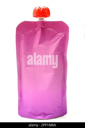 Sac de purée mauve vierge. Emballage du contenant de liquide isolé sur fond blanc Banque D'Images