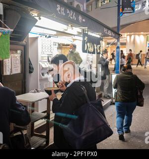 Photo d'une scène très typique en face du magasin de nouilles Kisoba Suzuichi près de la sortie Sotetsu de la station de Yokohama. Situé juste en face de la police b Banque D'Images