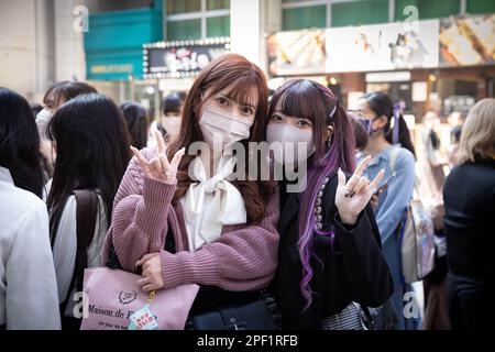 Les fans d'Anime posent pour un portrait en attendant dans la file pour entrer dans Animate Ikebukuro, le plus grand magasin d'anime au monde lors de sa réouverture. Banque D'Images