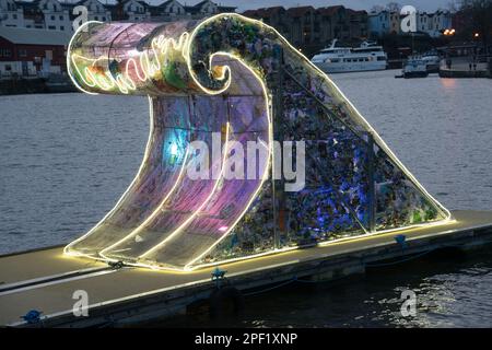 Tsunami ou vague de marée d'œuvres d'art en décoms flottant dans le port de Bristol au royaume-uni Banque D'Images