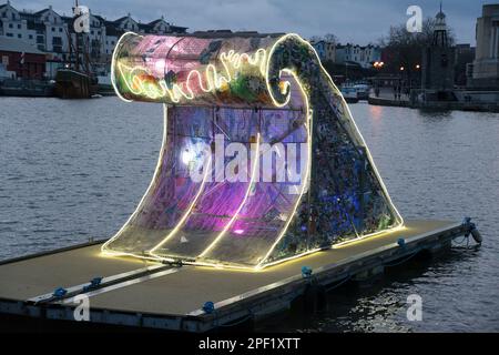 Tsunami ou vague de marée d'œuvres d'art en décoms flottant dans le port de Bristol au royaume-uni Banque D'Images