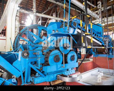 Une machine à presser la canne à sucre dans une usine de rhum de Porto Da Cruz, Madère. Banque D'Images