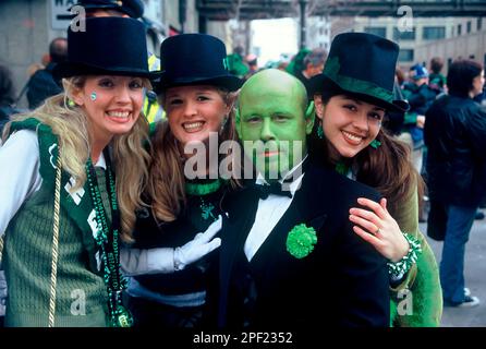 Fans de Star Trek avec des oreilles de Spock ou d'elf, de la peinture verte pour le visage et des costumes au défilé de la Patrick à Saint Paul, Minnesota, 2005. Saint Paul a été Banque D'Images