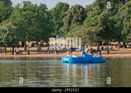 Jeune femme musulmane, vue d'une jeune femme portant un hijab en profitant d'une promenade en pédalo d'été sur le lac Serpentine à Hyde Park, Londres, Royaume-Uni. Banque D'Images