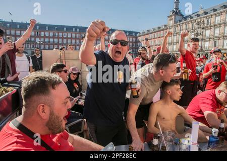 15 mars 2023, Madrid, Madrid, Espagne: La Plaza Mayor à Madrid et les environs du stade Santiago Bernabeu vivent une grande atmosphère de football avec des fans de Liverpool et du Real Madrid qui se rencontreront ce soir dans le cadre de la Ligue des Champions de 16. Le jour de ce mercredi est vécu avec moins d'incidents en raison de la diminution du nombre de fans anglais par rapport à d'autres visites, bien qu'il n'y ait pas de pénurie de chansons entre d'innombrables bières dans la Plaza Mayor et ses environs. Les rouges, en tant que fans de l'équipe anglaise, sont traditionnellement connus, pour adhérer à cette maxime à la lettre. Sur e Banque D'Images