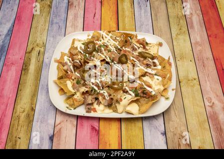 tomates vertes hachées à l'oignon, à l'ail, à la coriandre, au piment jalapeño ou au poivre de serrano, sel et poivre selon votre goût, cuire et assaisonner la sauce avec des nachos Banque D'Images