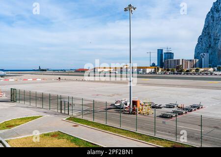 GIBRALTAR, Royaume-Uni - 13 MARS 2023 : un avion atterrit à l'aéroport international de Gibraltar. Banque D'Images