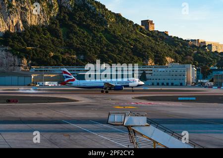 GIBRALTAR, Royaume-Uni - 13 MARS 2023 : l'avion de British Airways atterrit à l'aéroport international de Gibraltar. Banque D'Images