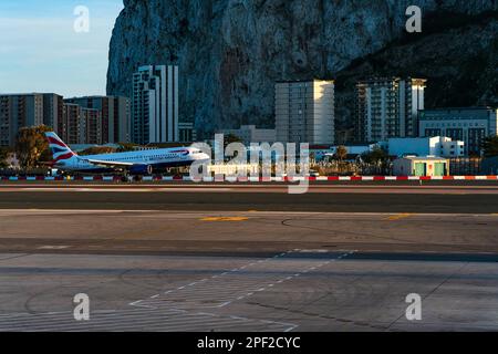 GIBRALTAR, Royaume-Uni - 13 MARS 2023 : l'avion de British Airways atterrit à l'aéroport international de Gibraltar. Banque D'Images