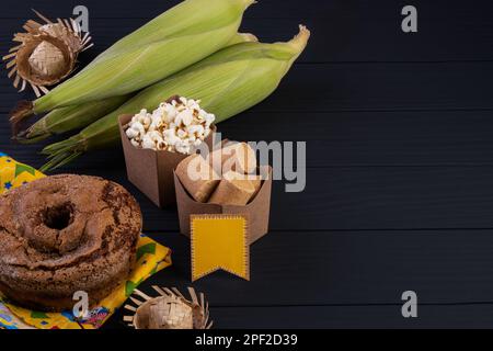 décorations et aliments de festa junina sur table en bois noir. Banque D'Images