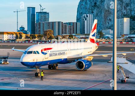 GIBRALTAR, Royaume-Uni - 13 MARS 2023 : l'avion de British Airways arrive à l'aéroport international de Gibraltar. Banque D'Images