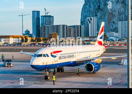 GIBRALTAR, Royaume-Uni - 13 MARS 2023 : l'avion de British Airways arrive à l'aéroport international de Gibraltar. Banque D'Images