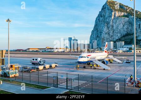 GIBRALTAR, Royaume-Uni - 13 MARS 2023 : l'avion de British Airways arrive à l'aéroport international de Gibraltar. Banque D'Images